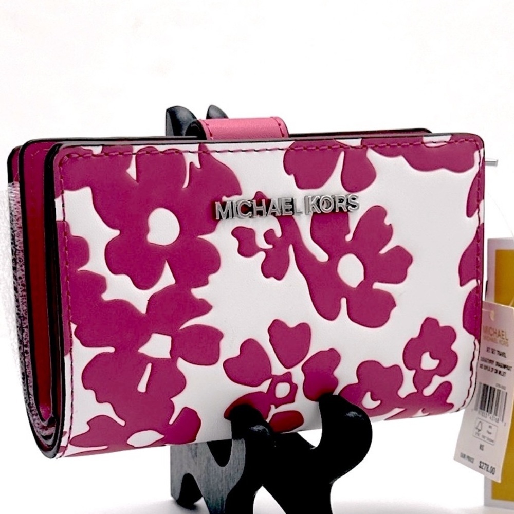 Michael Kors Jet Set Medium Floral Print Bi-Fold Wallet
Dragonfruit
NWT